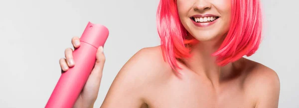 Ausgeschnittene Ansicht einer nackten Frau in rosa Perücke mit Haarspray, isoliert auf grau — Stockfoto