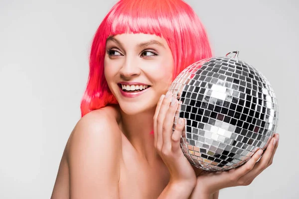 Attraente ragazza in parrucca rosa con palla da discoteca, isolato su grigio — Foto stock