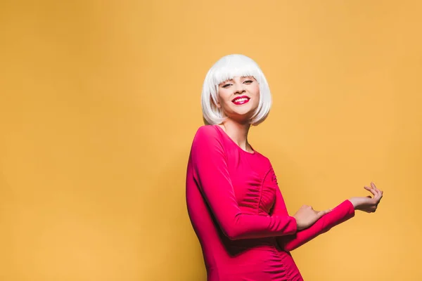 Belle fille heureuse en perruque blanche isolé sur jaune — Photo de stock