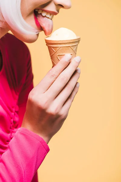 Vista recortada de niña feliz comiendo helado, aislado en amarillo - foto de stock