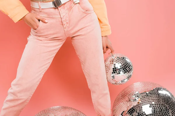 Vista cortada de menina elegante posando com bolas de discoteca Isolado em rosa — Fotografia de Stock