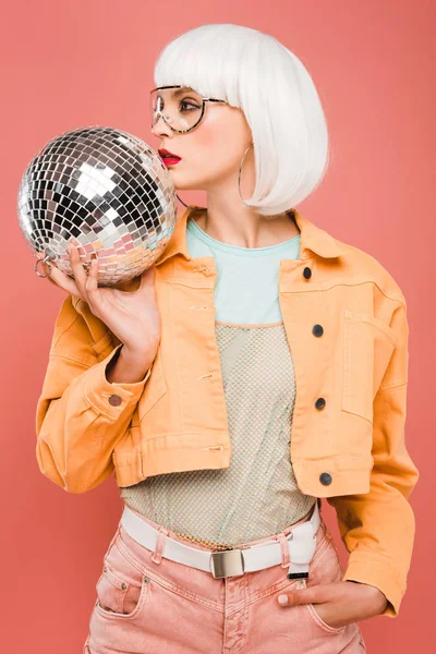 Menina elegante em peruca branca posando com bola de discoteca, isolado em rosa — Fotografia de Stock