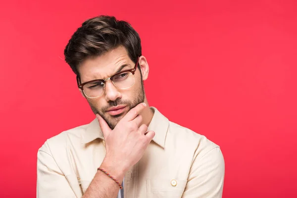 Красивий вдумливий чоловік торкається підборіддя Ізольовані На рожевому — стокове фото