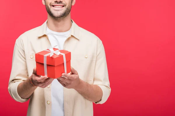 Abgeschnittene Ansicht eines lächelnden Mannes mit Geschenk isoliert auf rosa mit Kopierraum — Stockfoto