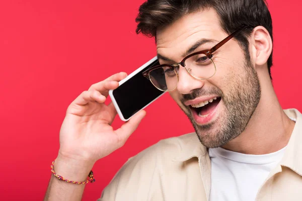 Animado homem falando no smartphone isolado no rosa — Fotografia de Stock