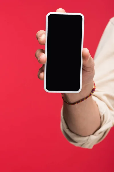 Vista ritagliata dell'uomo che tiene smartphone con schermo bianco isolato su rosa — Foto stock