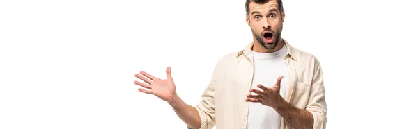 Tiro panorâmico de homem surpreso olhando para a câmera e Gesturing com as mãos Isolado no branco — Fotografia de Stock