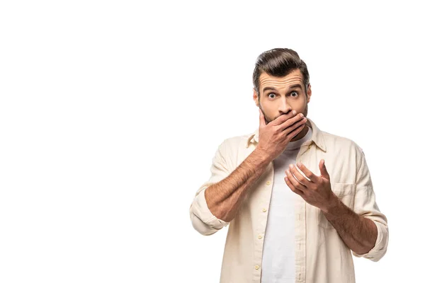 Überraschter Mann blickt in Kamera und verdeckt Mund isoliert auf Weiß mit Kopierraum — Stockfoto