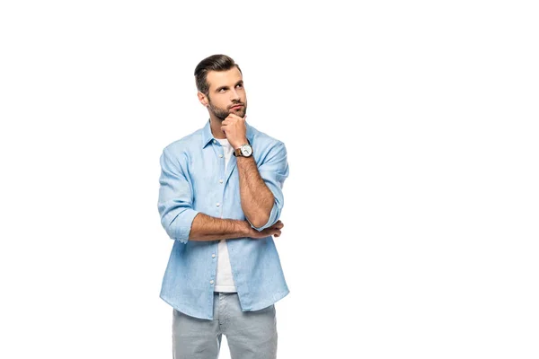 Pensativo hombre tocando barbilla aislado en blanco con espacio de copia - foto de stock