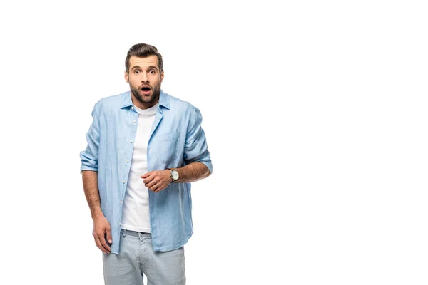 Homem surpreso olhando para a câmera isolado em branco com espaço de cópia — Stock Photo