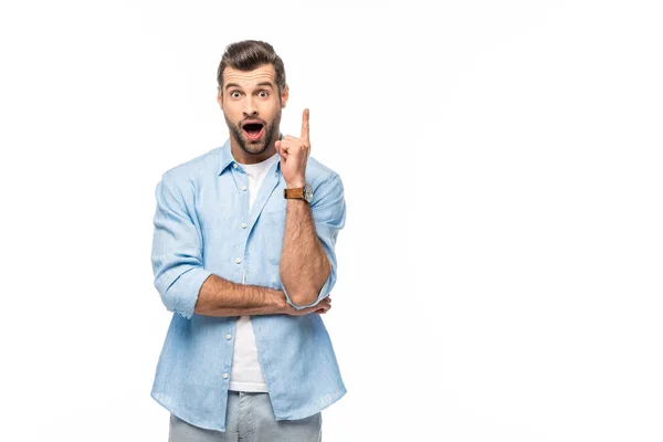 Sorprendido hombre mirando a la cámara y mostrando idea gesto aislado en blanco con espacio de copia - foto de stock