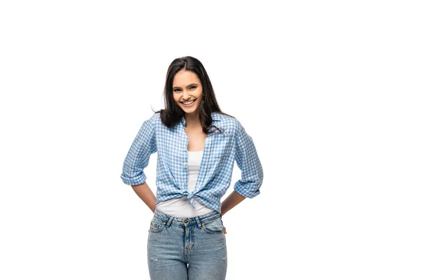 Felice ragazza con le mani akimbo guardando la fotocamera isolato su bianco — Foto stock