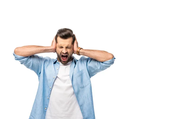 Кричущий чоловік покриває вуха руками Ізольовані на білому з копіювальним простором — стокове фото