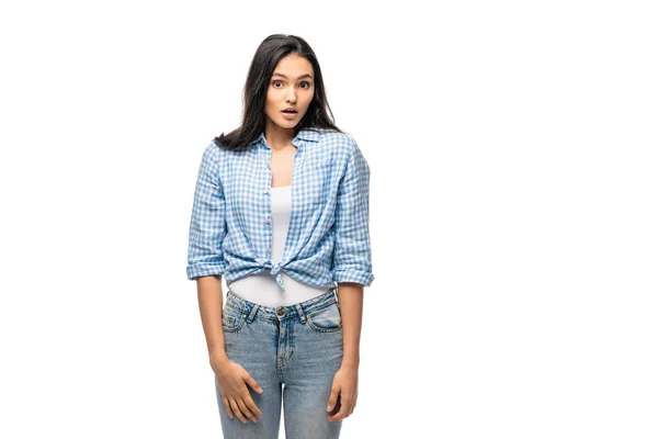 Chica sorprendida mirando a la cámara aislada en blanco con espacio de copia — Stock Photo