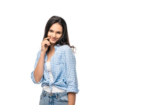 Hermosa chica sonriente tocando la cara y mirando a la cámara aislada en blanco - foto de stock