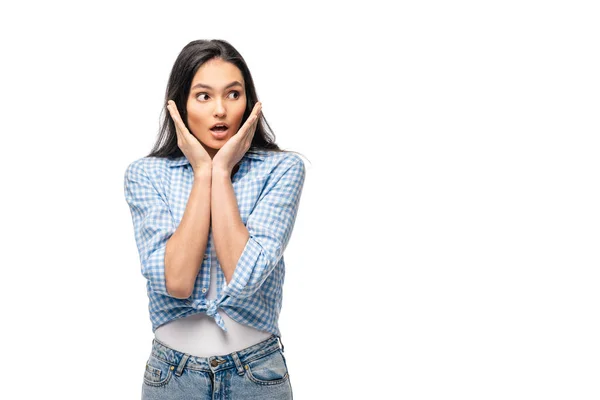 Chica sorprendida haciendo gestos con las manos aisladas en blanco con espacio de copia - foto de stock