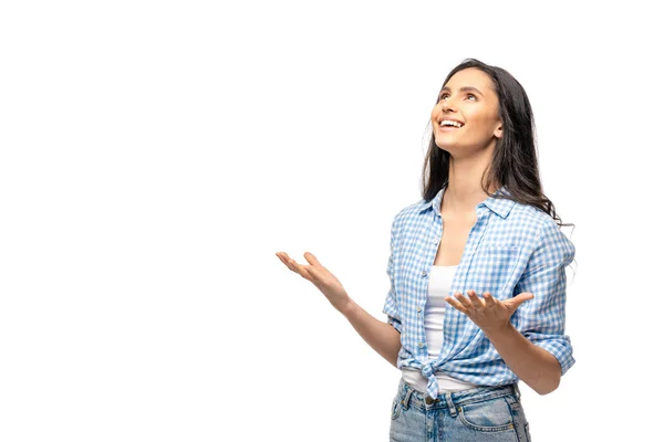 Chica feliz mirando hacia arriba y el gesto con las manos aisladas en blanco - foto de stock