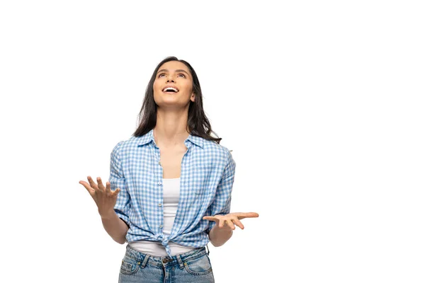 Chica feliz mirando hacia arriba y el gesto con las manos aisladas en blanco - foto de stock