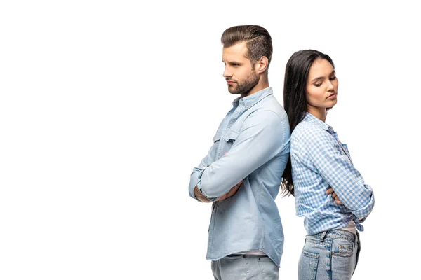 Sconvolto uomo e giovane donna in piedi schiena contro schiena con le braccia incrociate isolato su bianco — Foto stock