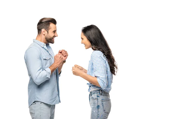 Excitado hombre y mujer joven con los puños apretados aislado en blanco - foto de stock