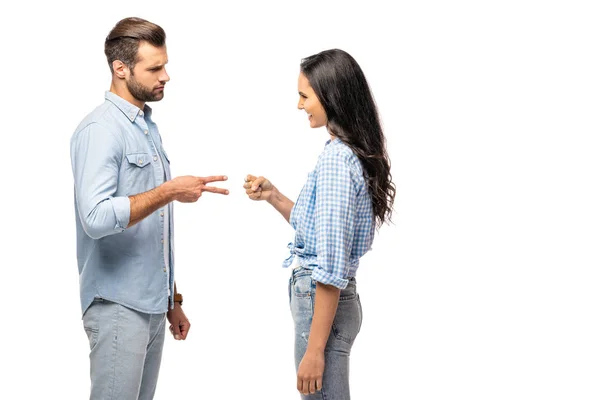 Мужчина и молодая женщина играют в камень-ножницы-бумагу, изолированные на белом — стоковое фото