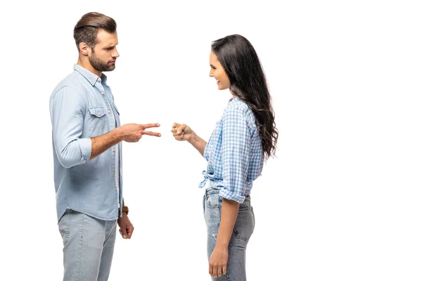 Hombre y mujer joven jugando piedra-papel-tijeras aislado en blanco - foto de stock