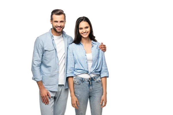 Glücklicher Mann und junge Frau, die isoliert auf Weiß mit Kopierraum in die Kamera schauen — Stockfoto