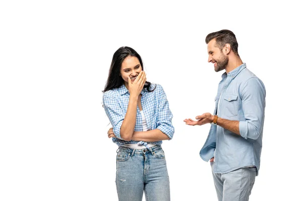 Uomo e giovane donna ridere e parlare isolato su bianco — Foto stock