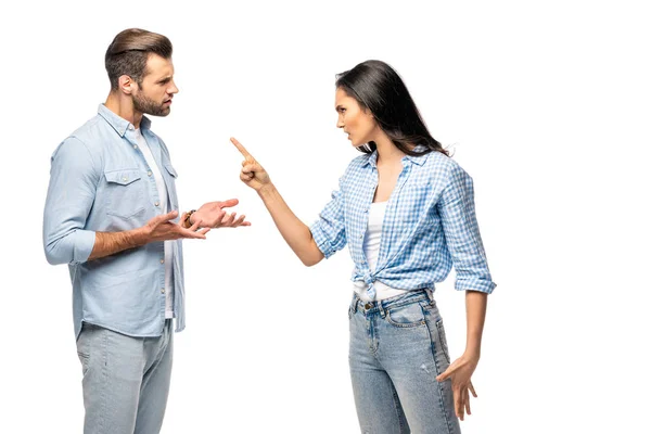 Mujer enojada señalando con el dedo al hombre aislado en blanco - foto de stock