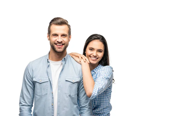 Lächelnder Mann und schöne junge Frau, die isoliert auf Weiß in die Kamera schauen — Stockfoto