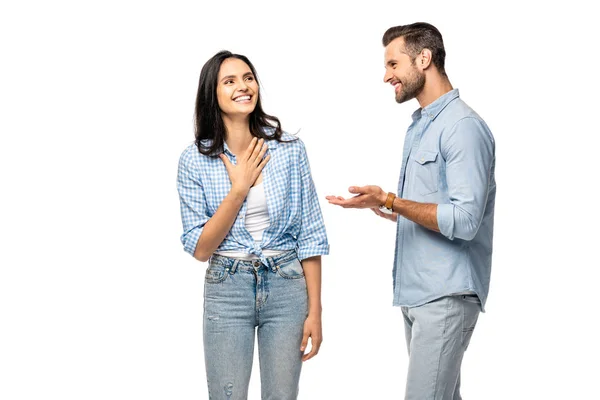 Glücklicher Mann und junge Frau gestikulieren und reden isoliert auf weiß — Stockfoto