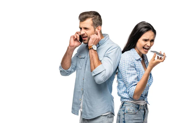 Hombre y mujer joven que tiene mala señal mientras habla en teléfonos inteligentes aislados en blanco - foto de stock