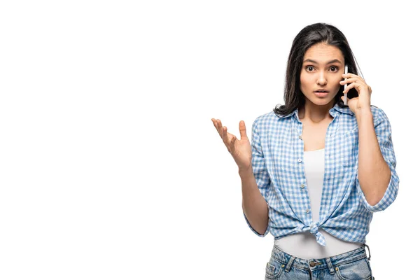 Scioccato ragazza parlando su smartphone e gesturing isolato su bianco — Foto stock