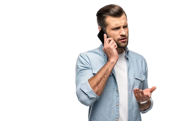 Hombre confundido hablando en el teléfono inteligente y el gesto aislado en blanco - foto de stock