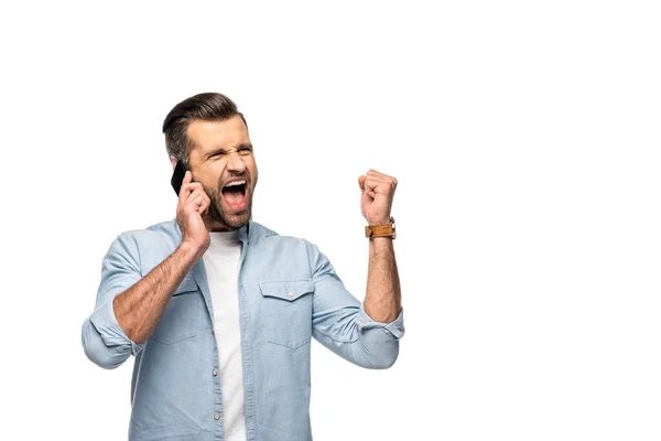 Excité homme avec poing serré parler sur smartphone isolé sur blanc — Photo de stock