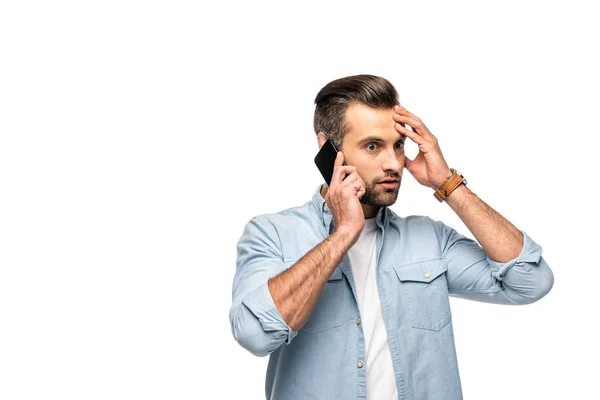 Homem chocado falando no smartphone isolado em branco com espaço de cópia — Fotografia de Stock