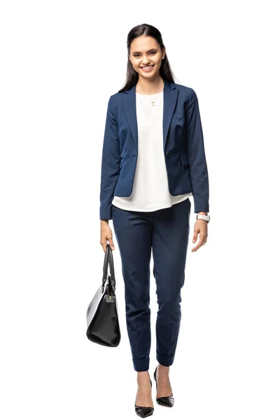 Schöne lächelnde Geschäftsfrau im Anzug mit Tasche, die in die Kamera schaut, isoliert auf Weiß — Stockfoto