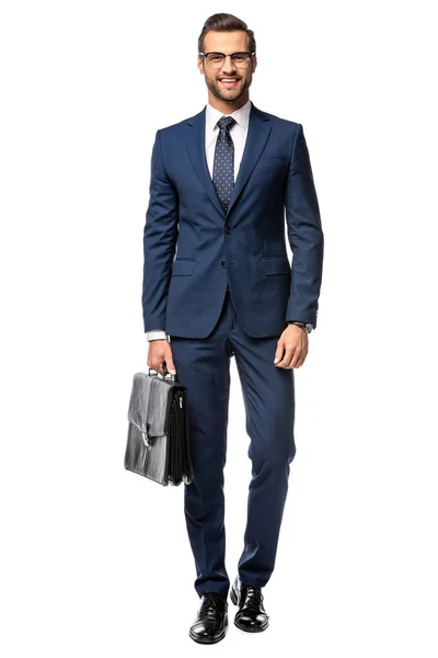 Bell'uomo d'affari sorridente in completo con valigetta isolata su bianco — Foto stock