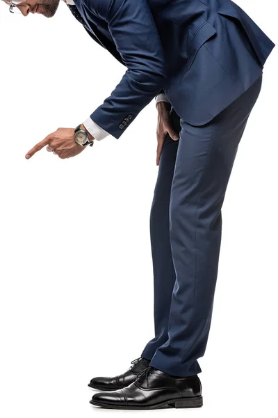 Vue recadrée de l'homme d'affaires en costume pointant du doigt isolé sur blanc — Photo de stock