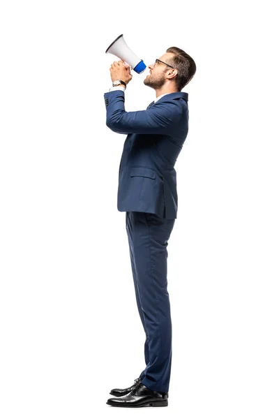 Guapo hombre de negocios en traje gritando en boquilla aislado en blanco - foto de stock