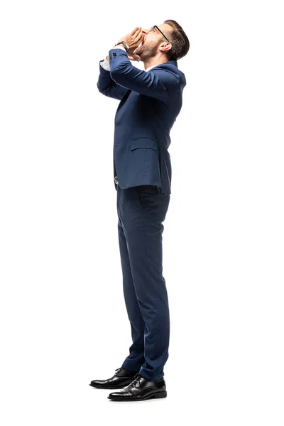 Schöner Geschäftsmann im Anzug schreit isoliert auf weiß — Stockfoto