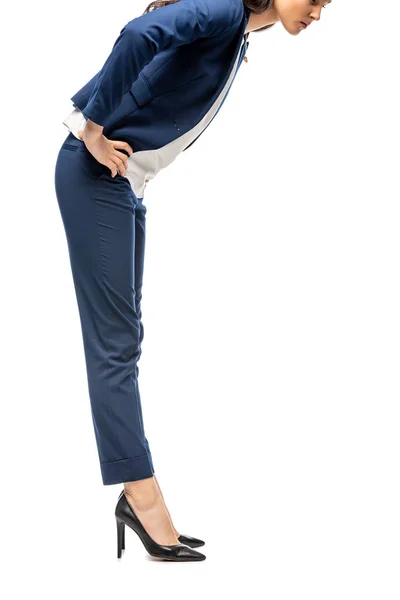 Vista recortada de la mujer de negocios en traje mirando hacia abajo aislado en blanco - foto de stock