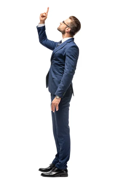 Schöner Geschäftsmann im Anzug, der mit erhobenem Finger auf Weiß zeigt — Stockfoto