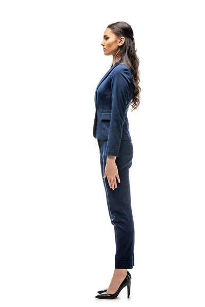 Vista lateral de hermosa mujer de negocios en traje aislado en blanco - foto de stock
