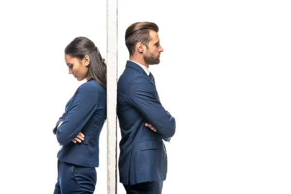 Molesto hombre de negocios y mujer de negocios separados por la pared aislada en blanco - foto de stock