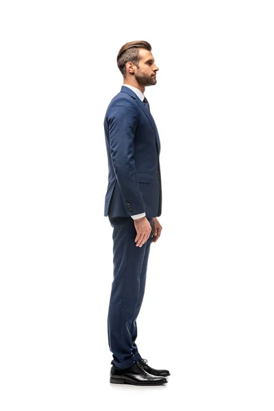 Vista lateral de hombre de negocios guapo en traje aislado en blanco - foto de stock