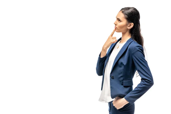 Nachdenkliche Geschäftsfrau im Anzug berührt Kinn isoliert auf Weiß — Stockfoto