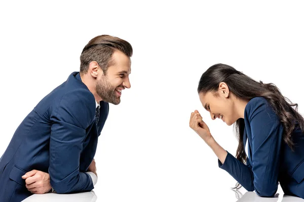 Uomo d'affari e donna d'affari in abito formale ridere isolato su bianco — Foto stock