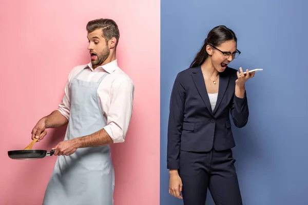 Confuso hombre en delantal sosteniendo sartén mientras la mujer de negocios enojada gritando en el teléfono inteligente en azul y rosa - foto de stock