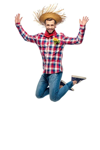 Hombre feliz en sombrero de paja saltando con las manos levantadas aisladas en blanco - foto de stock